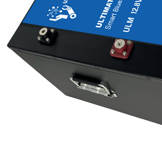 ULTIMATRON ULM-12-560 LiFePO4 Untersitz-Batterie 12,8 V 560 Ah mit Bluetooth & Smart BMS